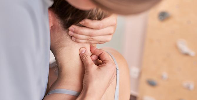 Manuelle Therapie an der Halswirbelsäule